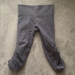 Black cropped lulu leggings